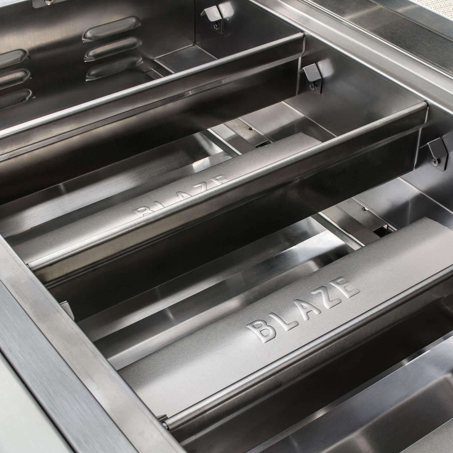 Blaze - BLZ-4LTE2MG - Premium LTE Marine Grade 32-Inch 4-Burner Built-In Gas Grill - Heat Zone Separators Closeup
