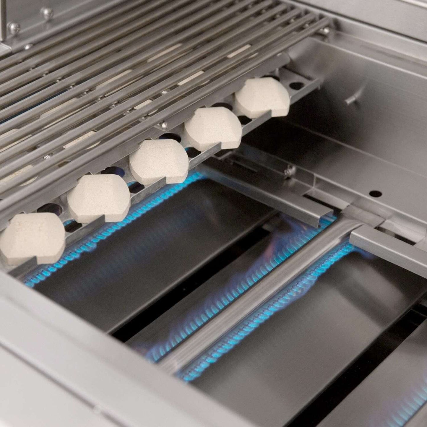 Revised version: Summerset SIZ32 Sizzler 32-Inch 3-Burner Grill - Interior View Lit