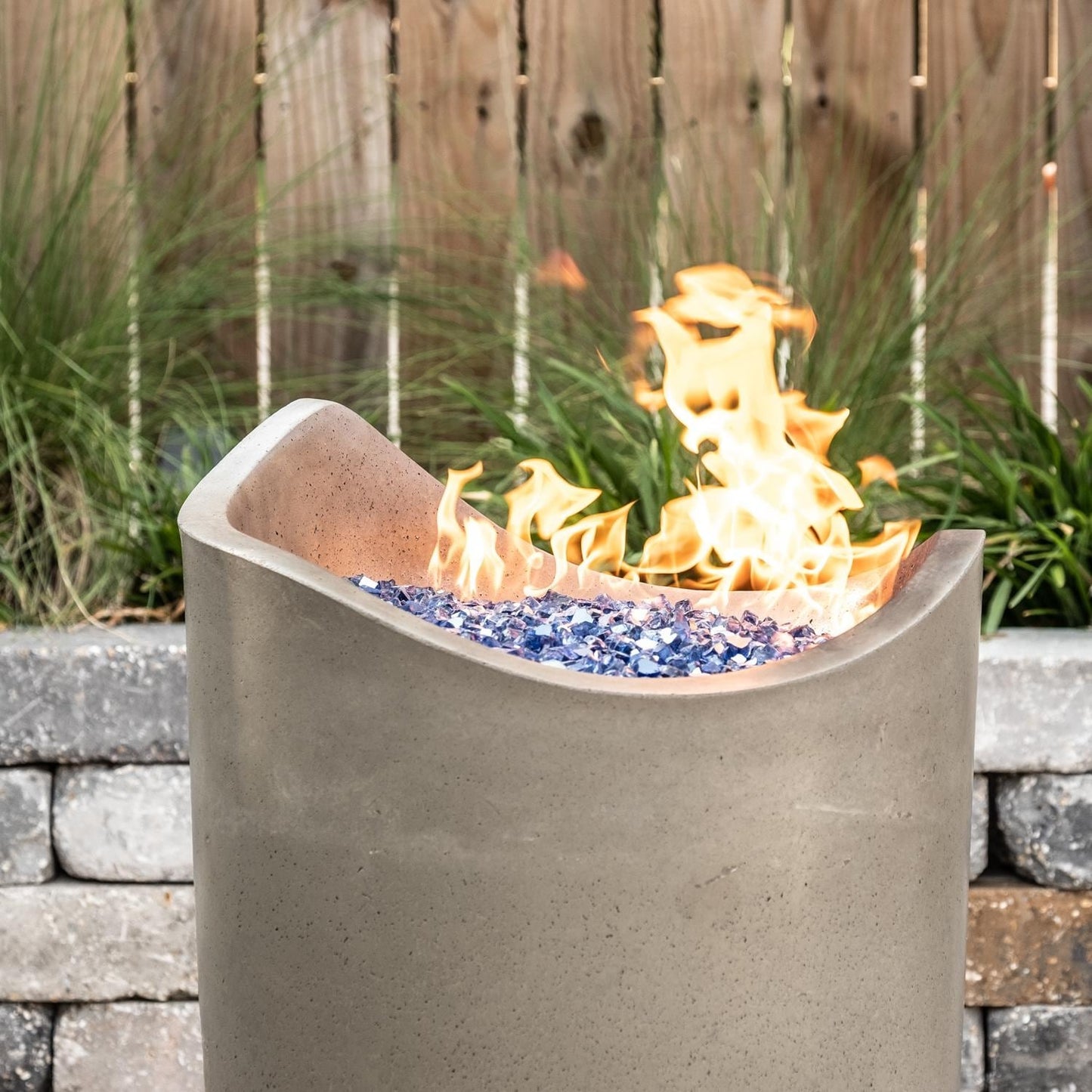 American Fyre Designs Wave 20-inch Propane Gas Fire Urn - Smoke - Lifestyle - Shown with Alpine Flame Sky Blue Fire Glass (Sold Separately)