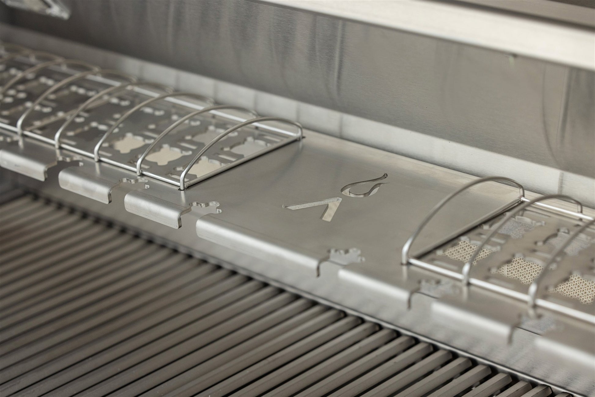 Blaze LTE PRO 40-Inch 5-Burner Built-In Gas Grill - BLZ-5LTEPRO - Warming Rack with Taco Rack - Detail