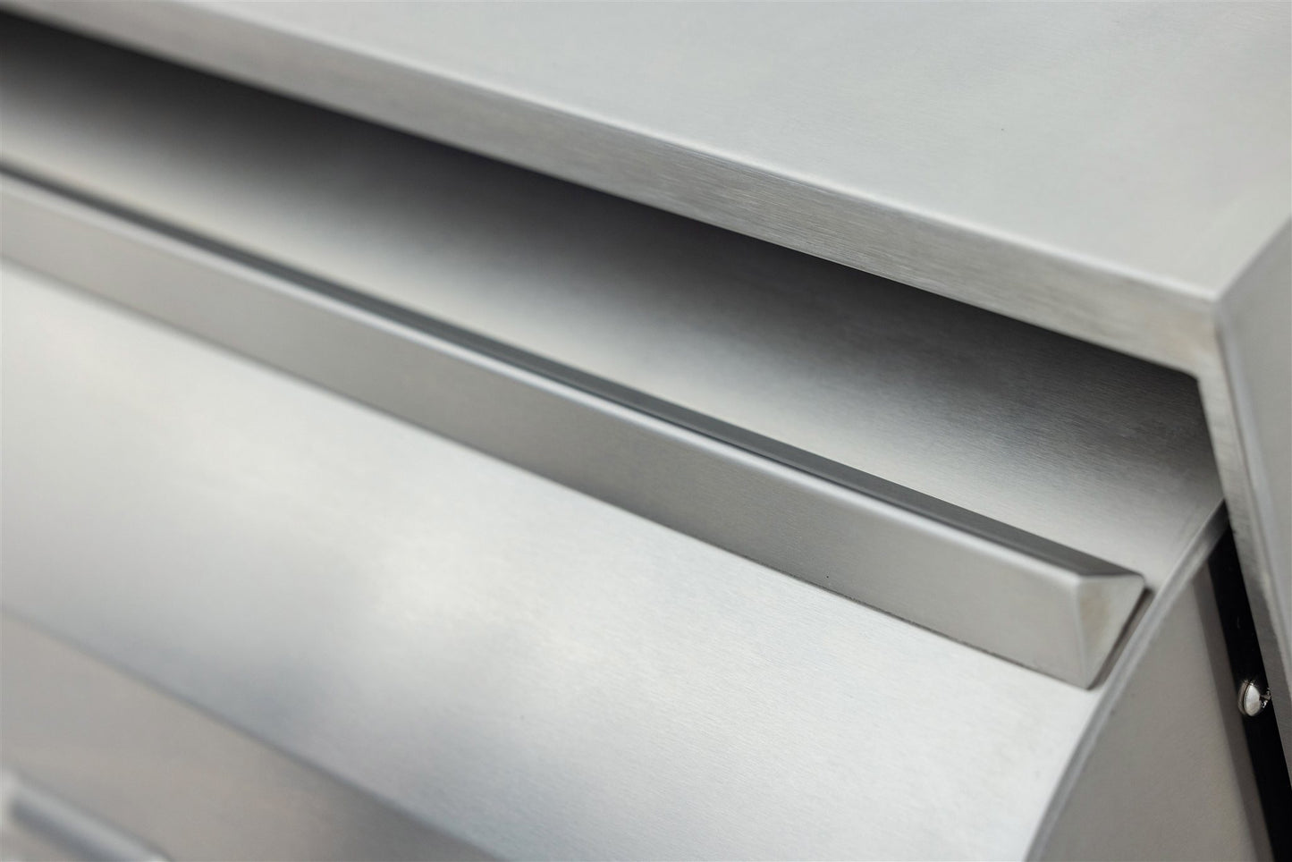 Blaze LTE PRO 40-Inch 5-Burner Built-In Gas Grill - BLZ-5LTEPRO - Wind Guard - Detail
