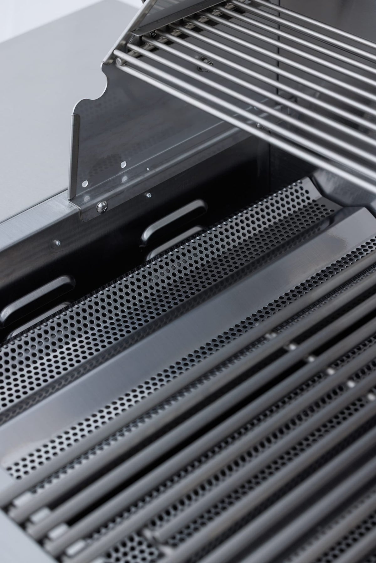 Blaze BCM 25-inch 3-burner built-in gas grill, perforated flame-stabilizing grids