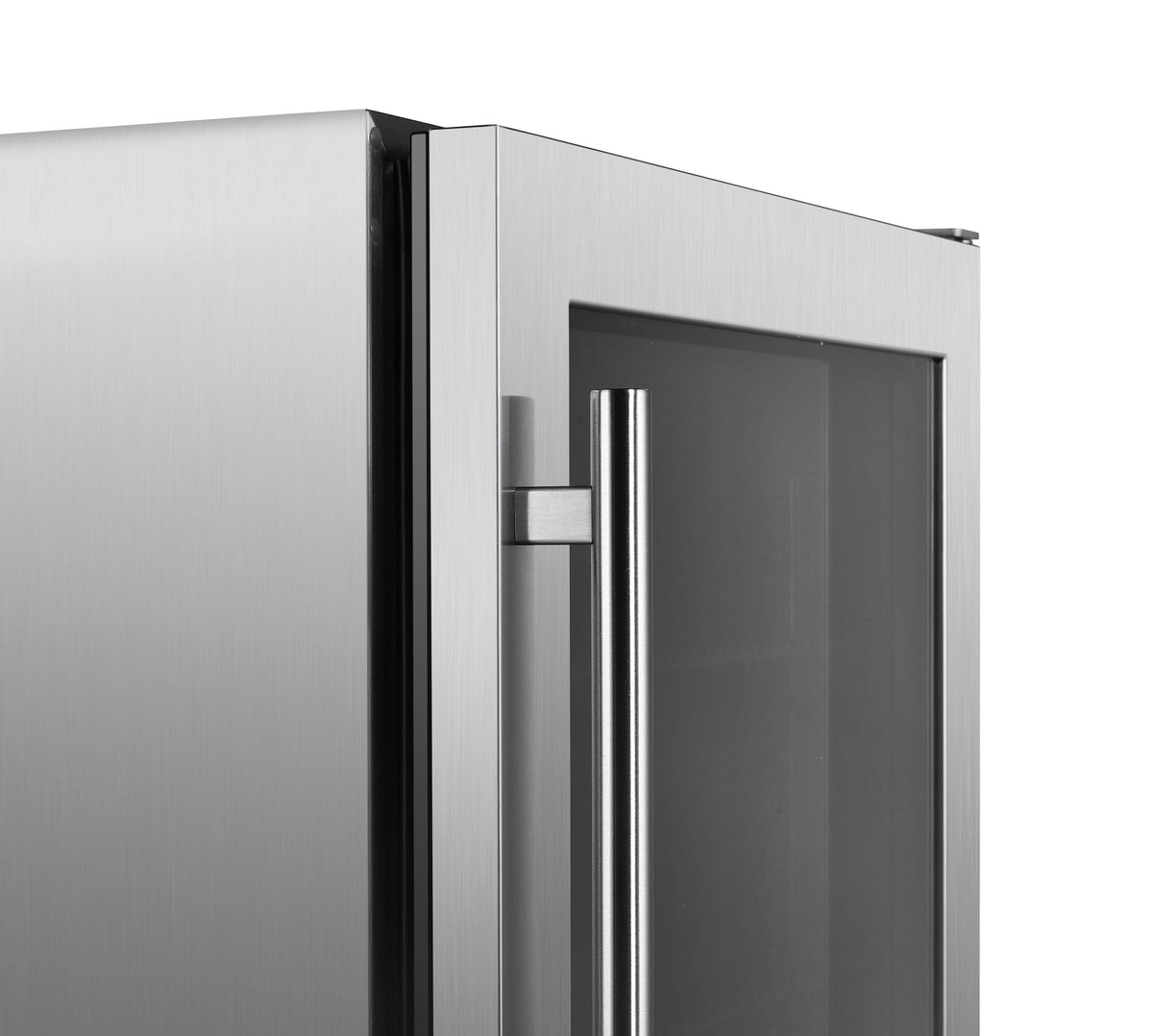 Blaze 20-inch 4.5 cu. ft. outdoor rated beverage cooler, door handle detail