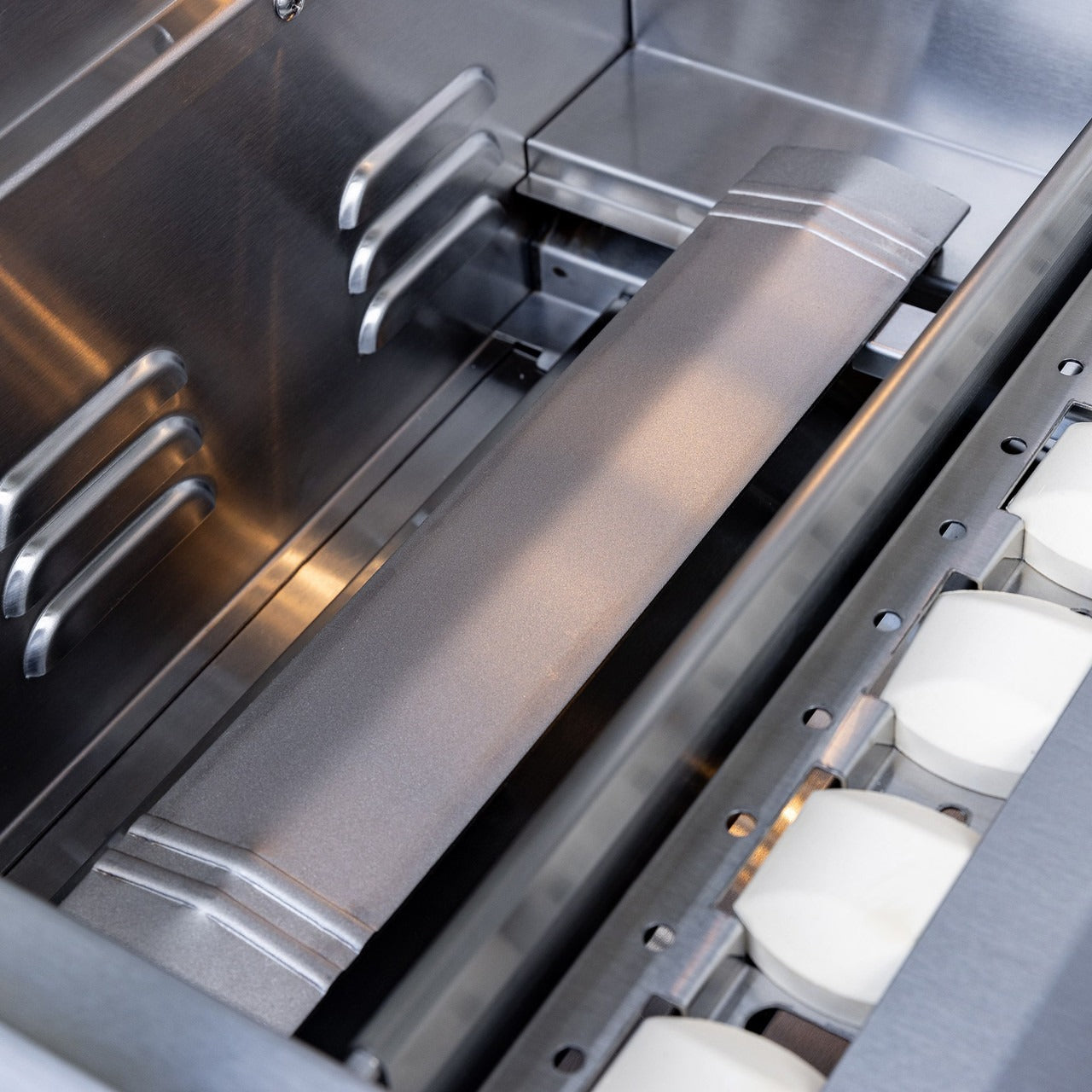 Summerset Sizzler Pro 40" Built-in Grill - SZRPRO40 - Inside Close Up