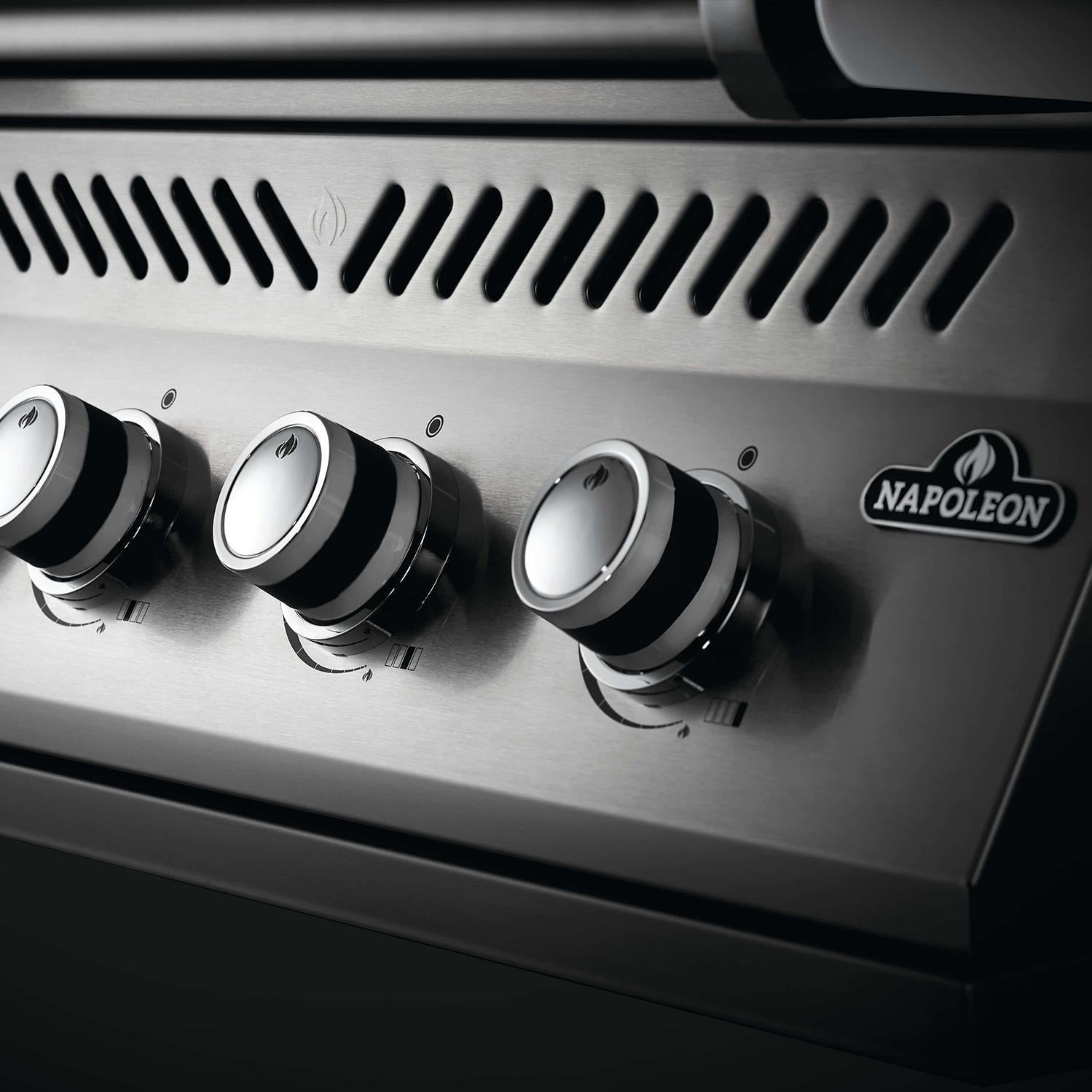 Napoleon BI32SS Built-in 500 Series 32-Inch Grill - Knobs Detail