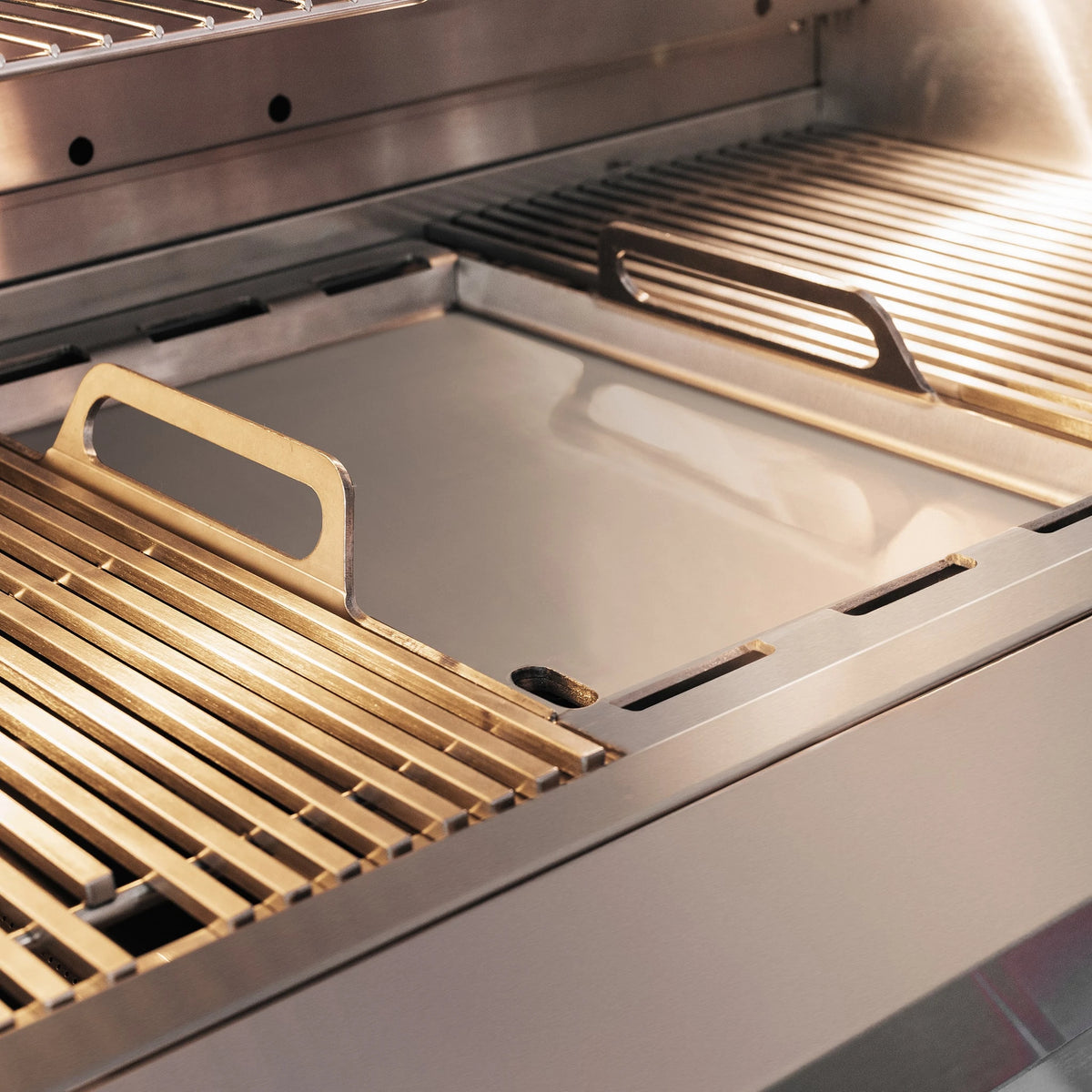 Summerset Quest 30-inch built-in gas grill QST30, griddle plate on the cooking grates